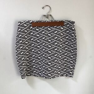 Zara Trafaluc Collection Textured Geometric White Burgundy Skirt Size Medium L